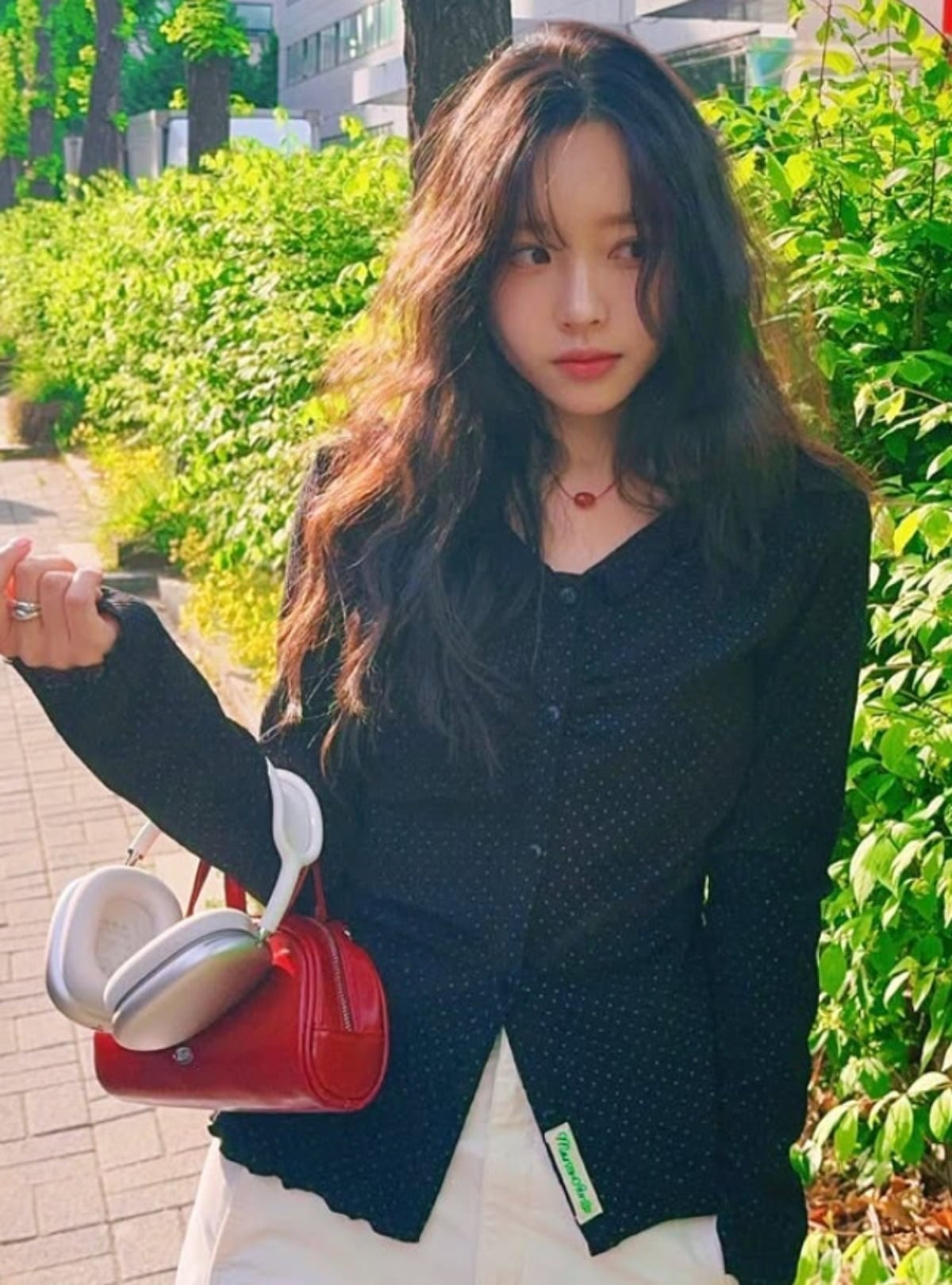 개그맨 박성광의 아내 이솔이가 포즈를 취하고 있다. / 사진=이솔이 SNS