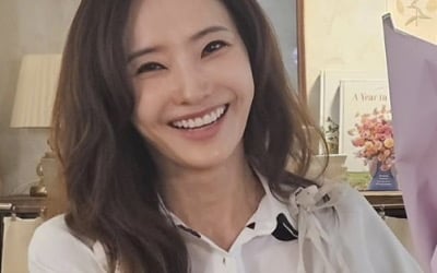 누가 꽃인지…'45세' 한채영, 메이크업 덜어내고 '청순 미모' 되찾았네