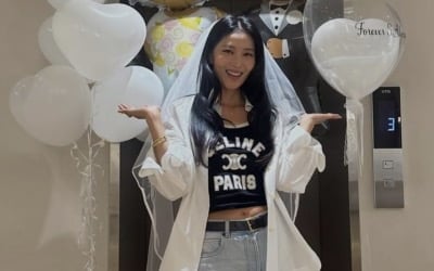 오윤아, 재혼 발표 4일 만…파격 캐주얼 웨딩룩 입고 새신부 미소 '활짝'