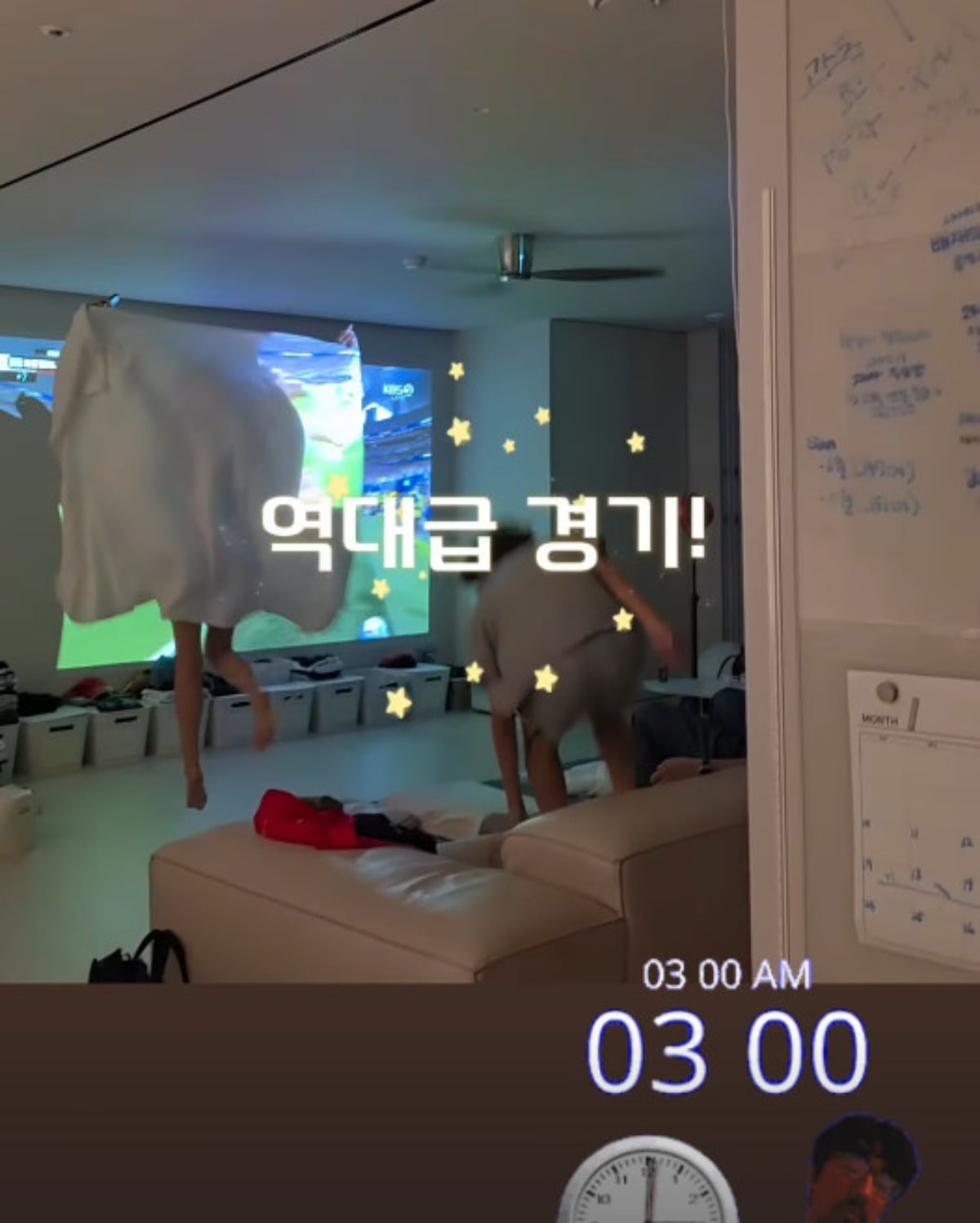 아르헨티나의 골에 첫째 딸 재시 양이 뛰고 있는 모습. / 사진=이수진 씨 SNS