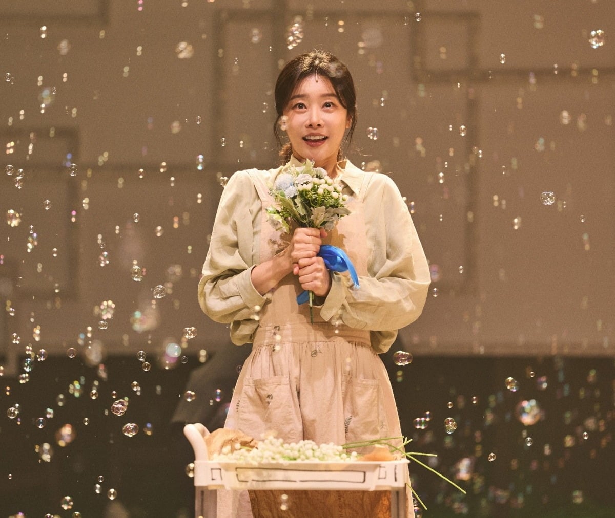 배우 박소진(걸스데이 소진)이 연극 '꽃, 별이 지나'에서 깊어진 감정 연기로 관객들과 만나고 있다./사진제공=공연배달서비스 간다