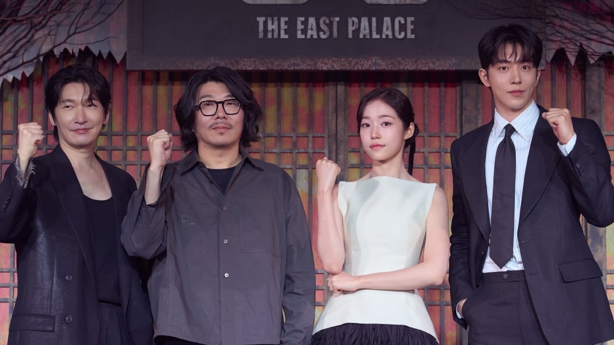 '동궁' 남주혁, 노윤서, 조승우, 최정규 감독이 포즈를 취하고 있다 / 사진제공=넷플릭스
