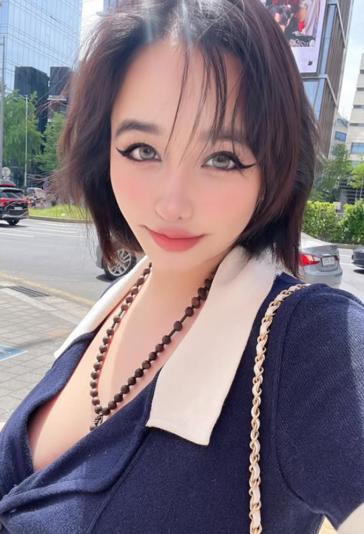 그룹 투애니원 멤버 박봄이 카메라를 응시하며 미소를 짓고 있다. / 사진=박봄 SNS