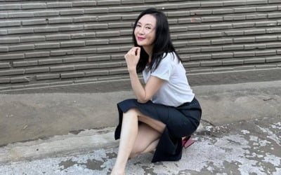 '58세' 채시라, 과감하게 공개한 각선미…세월 비껴간 미모