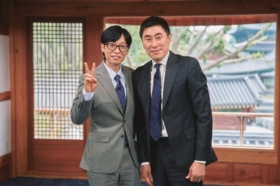이상민 감독, 44년 만에 첫 예능 토크쇼 출연한다…유재석과 만나 유쾌한 입담 뽐내 ('유퀴즈')