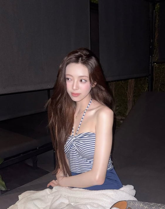 있지 유나가 수영복 패션을 선보였다./SNS