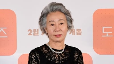 윤여정, 美 에미상 후보<br>오스카 이어 '한국 최초' 도전
