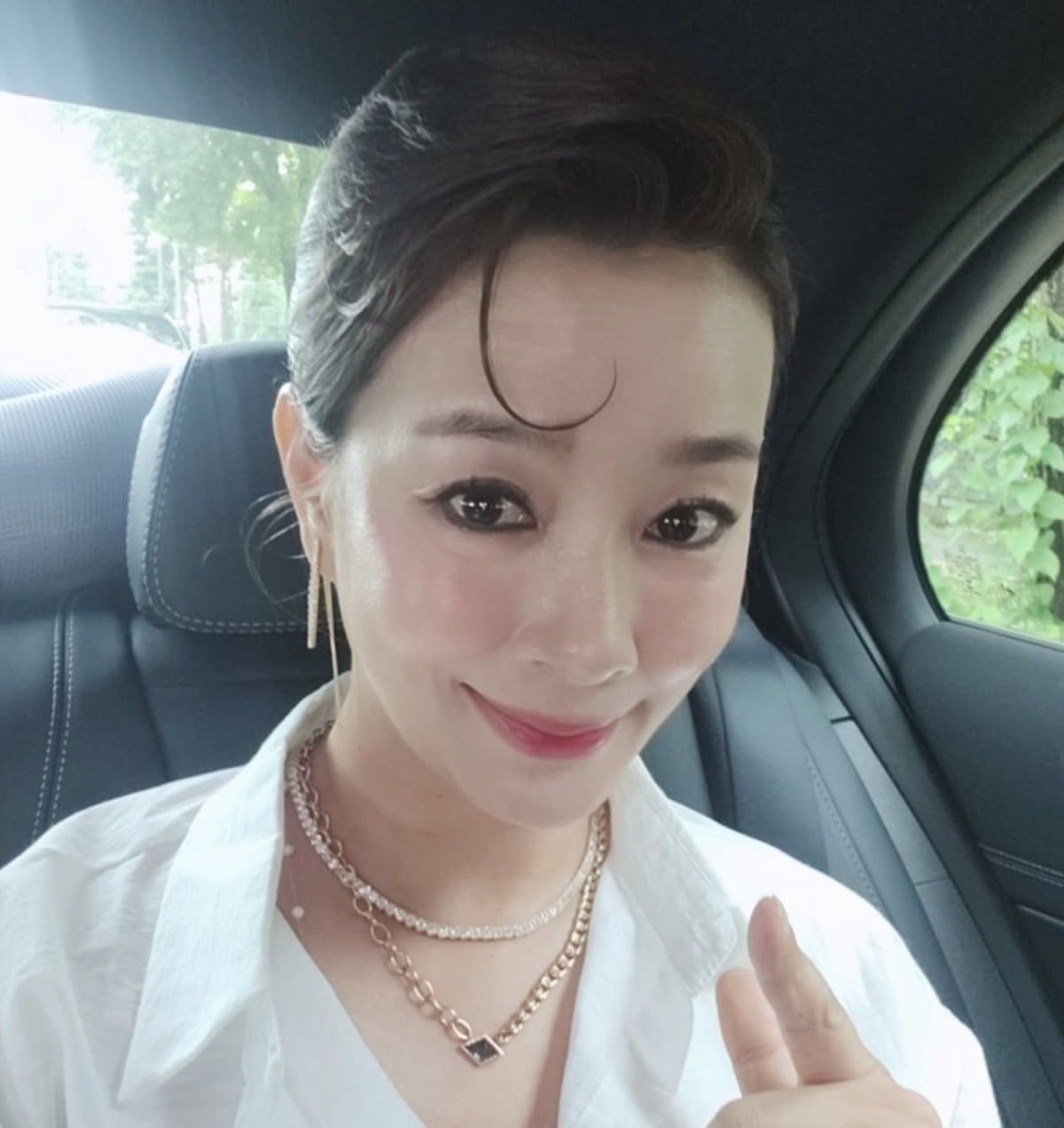 방송인 김원희가 제니가 멧갈라에서 보여준 헤어스타일을 오마주한 채 이동하고 있다. / 사진=김원희 SNS