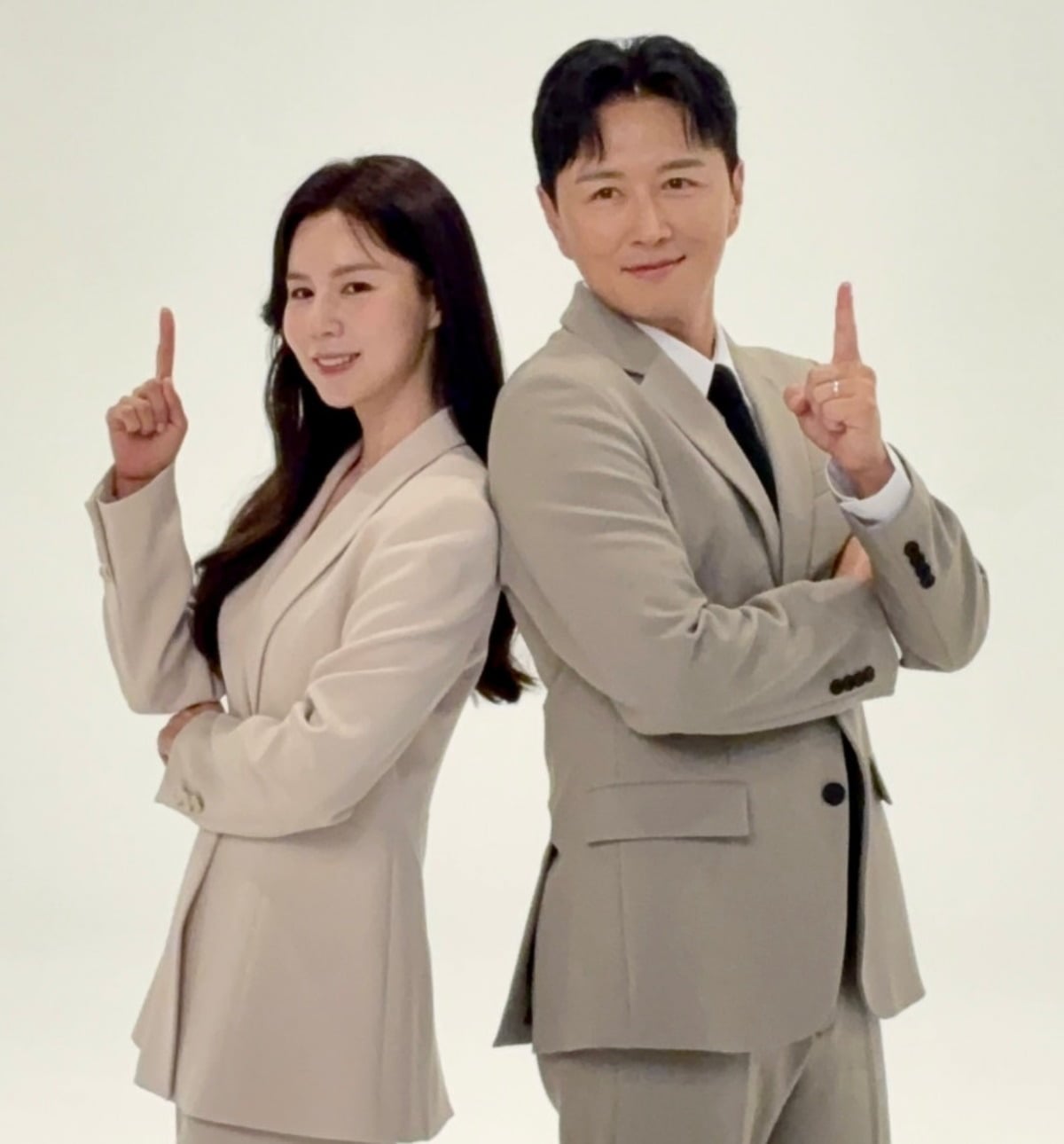 박시은과 진태현이 포즈를 취하고 있다. / 사진=진태현 SNS