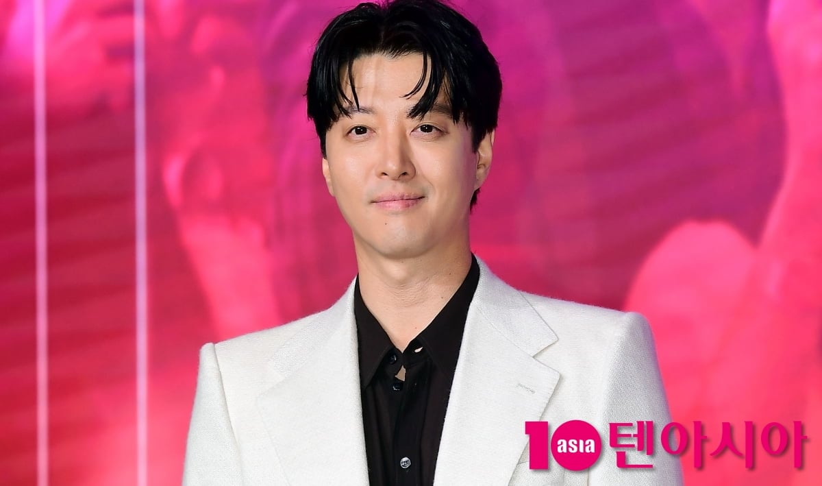 배우 이동건이 포즈를 취하고 있다 / 사진=텐아시아 DB