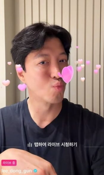 배우 이동건이 틱톡 라이브 방송을 통해 근황을 전했다. / 사진=SNS