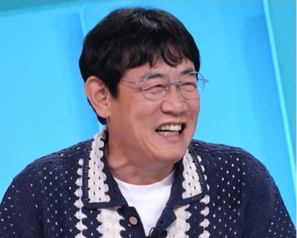 이경규가 고태용 디자이너에게 옷을 선물 받는다. / 사진제공=KBS '사장님 귀는 당나귀 귀'