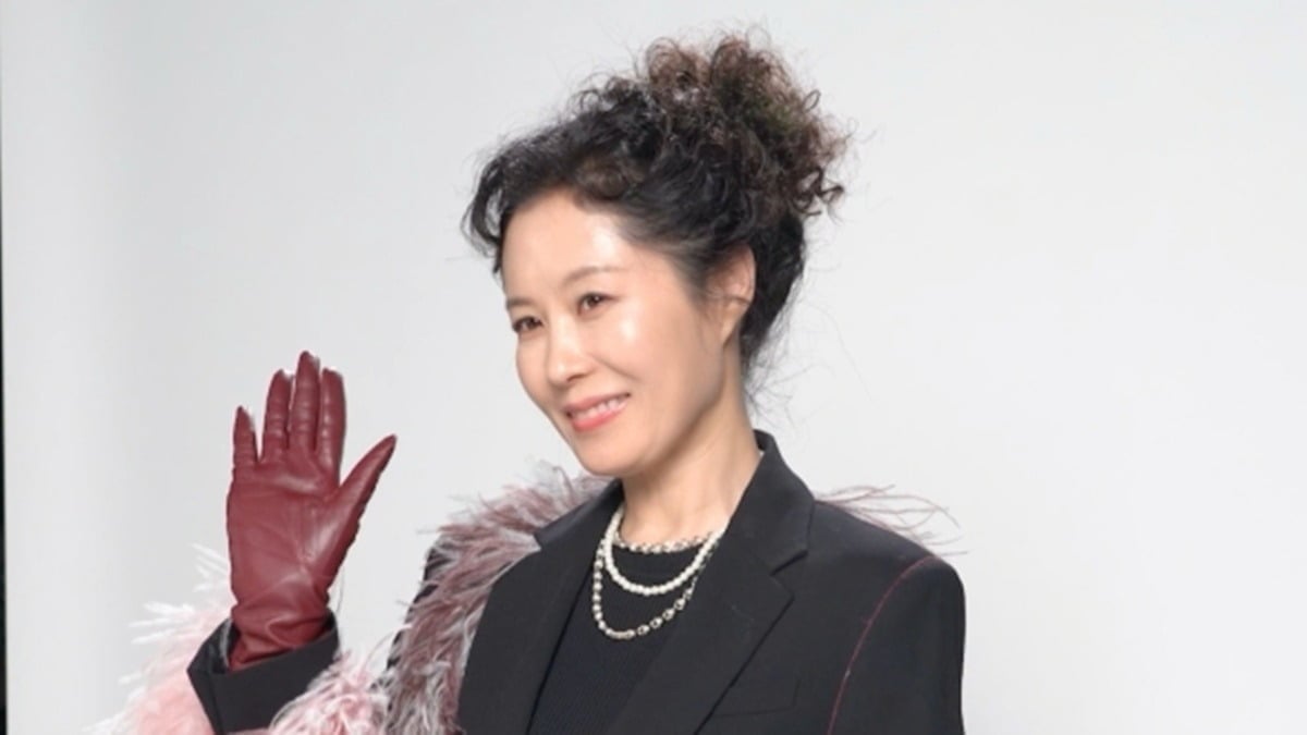 문소리가 파인애플 머리를 소화했다./사진제공=JTBC