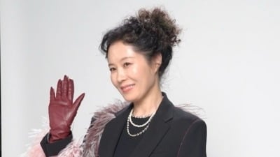 '52세' 문소리, 파인애플 머리 다 잘라냈다…"녹이는 데만 1시간, 다 상해" ('아파트')