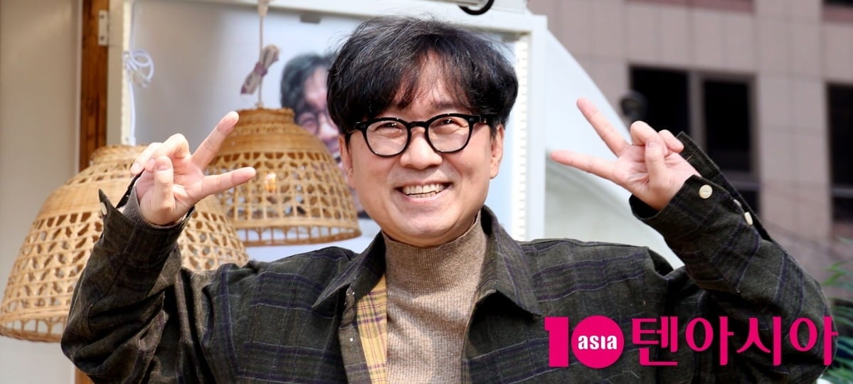장항준 감독이 브이 포즈를 하며 환하게 웃고 있다. / 사진=텐아시아DB