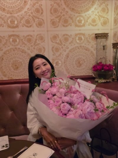 '46세' 오윤아, 재혼 발표 하더니 꽃다발 인증했다…감동 전한 근황