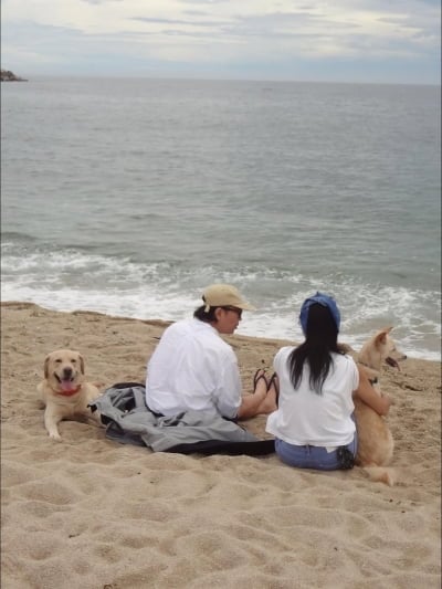'50억 자산가' 엄정화, '남사친'과 단둘이 바닷가 나들이…미소 가득한 힐링 근황