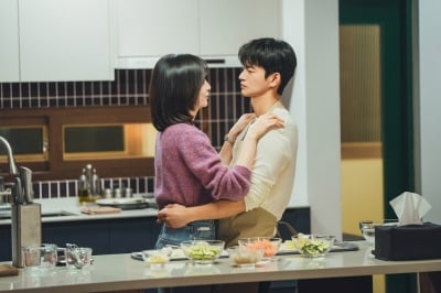 서인국♥박지현, 신혼부부 분위기 물씬…첫 키스 후 둘만의 오붓한 집 데이트 만끽 ('내일도')