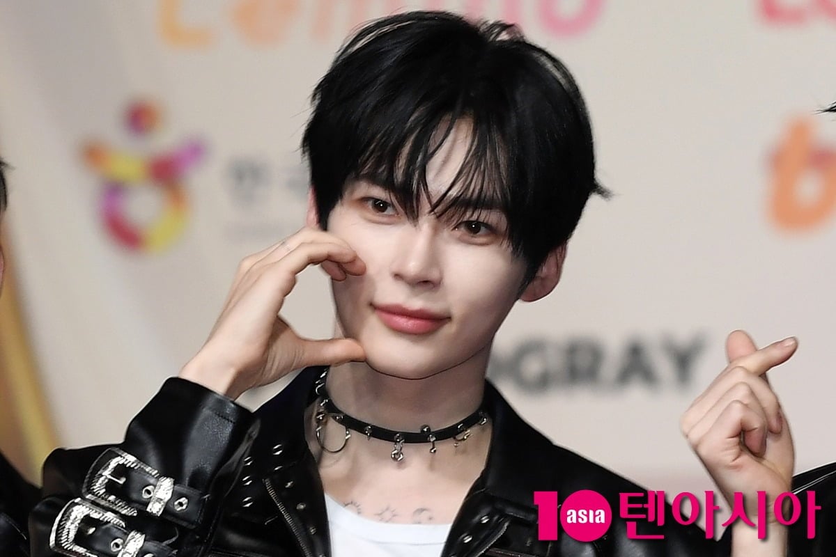 성한빈이 볼하트를 하고 있다./텐아시아 DB