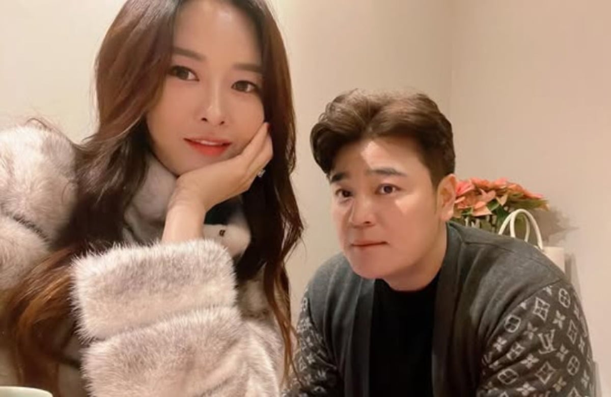 하원미가 남편이자 야구 선수 출신 추신수와 카메라를 응시하고 있다. / 사진=하원미 SNS