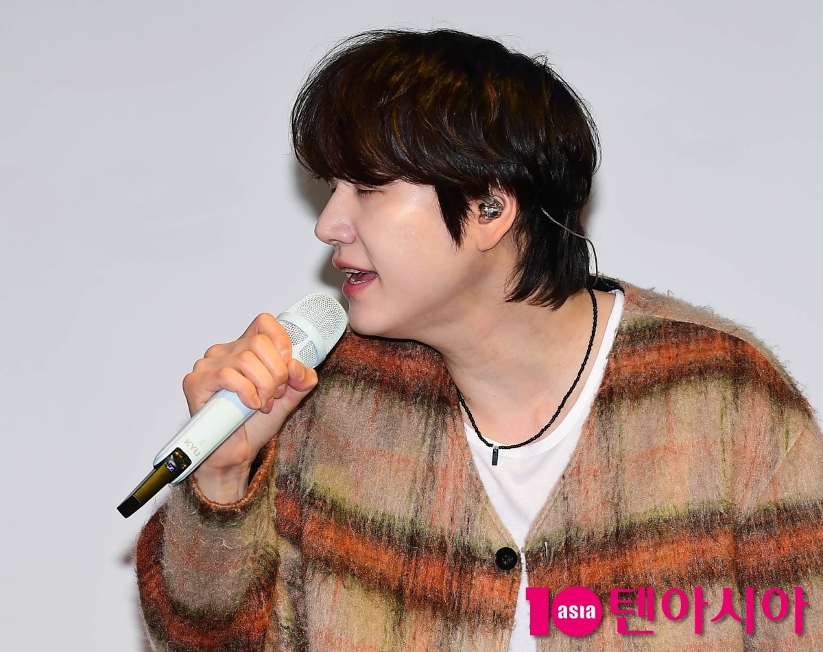 슈퍼주니어 규현이 공식 행사에 참석해 노래를 부르고 있다./사진=텐아시아DB