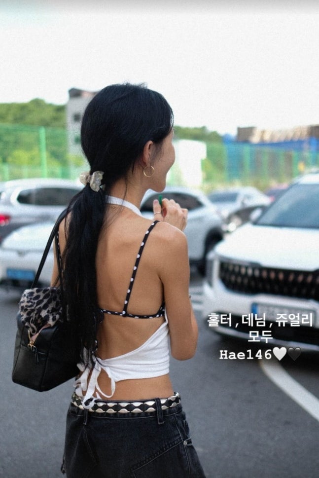 배우 엄태웅의 아내이자 발레리나 윤혜진이 과감한 백리스 패션으로 탄탄한 몸매를 뽐냈다./ 사진=윤혜진 SNS