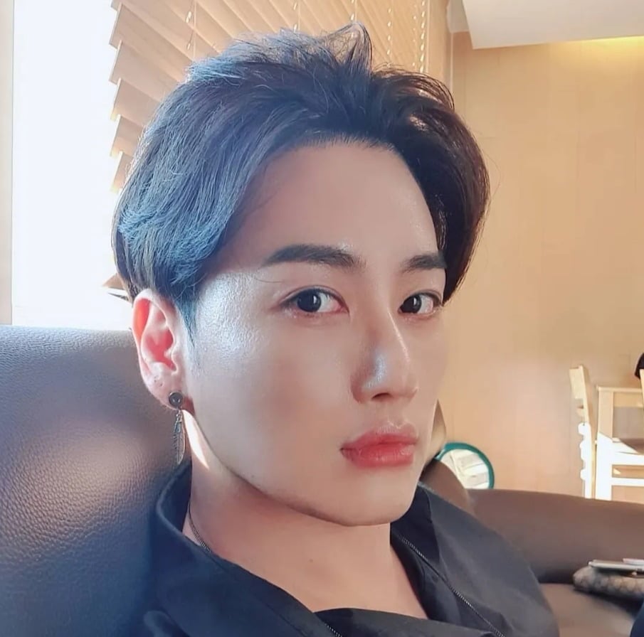 그룹 클릭비 하현곤(42)이 생방송에서 결혼을 앞두고 있다고 밝혔다./사진=하현곤 SNS