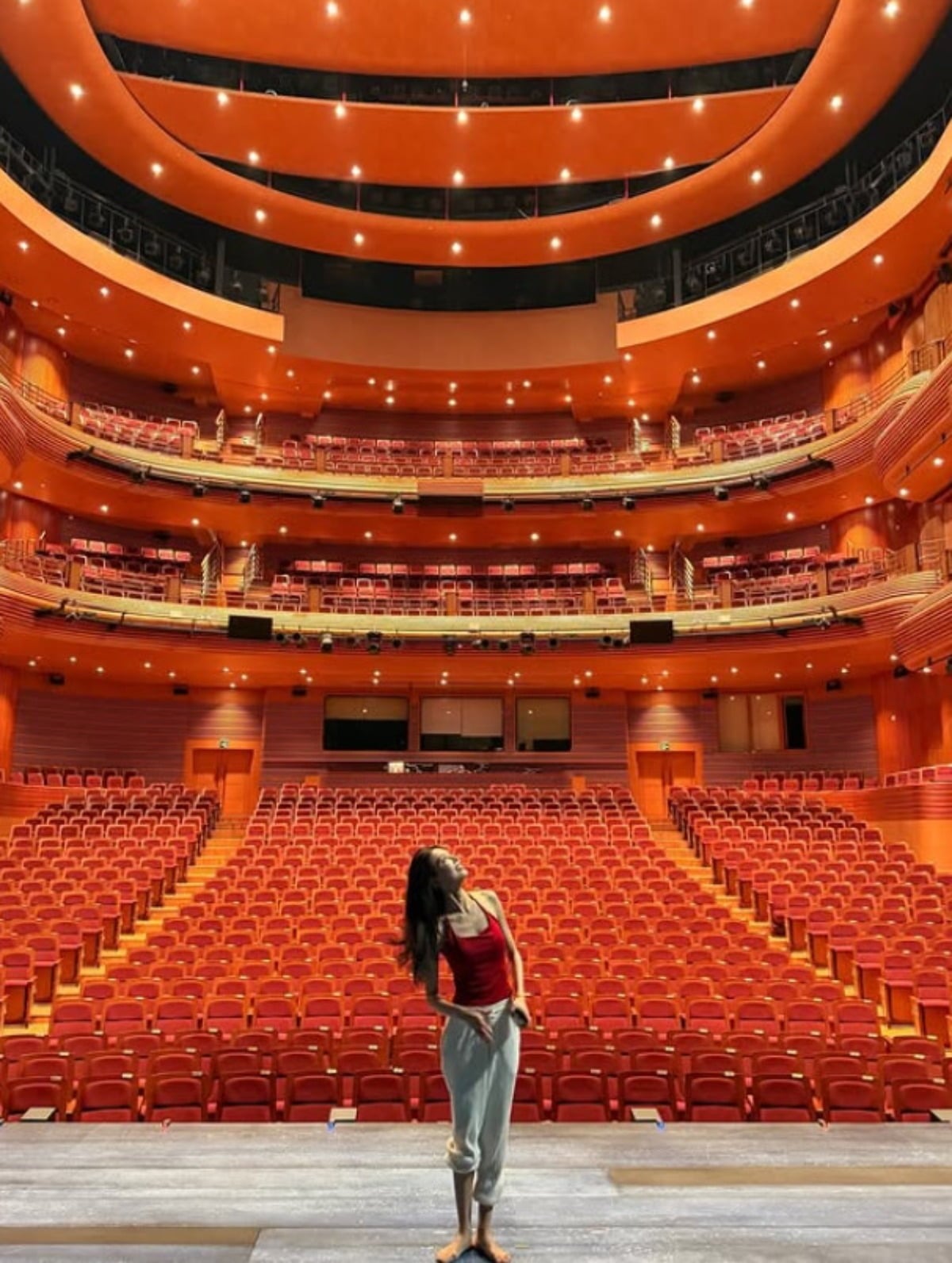 그룹 소녀시대 멤버 수영이 무대 위에서 공연장의 분위기를 마음에 담고 있다. / 사진=최수영 SNS