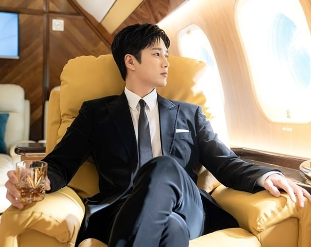 안보현이 전용기에 오른 재벌 형사의 럭셔리한 면모를 공개했다./사진제공=SBS