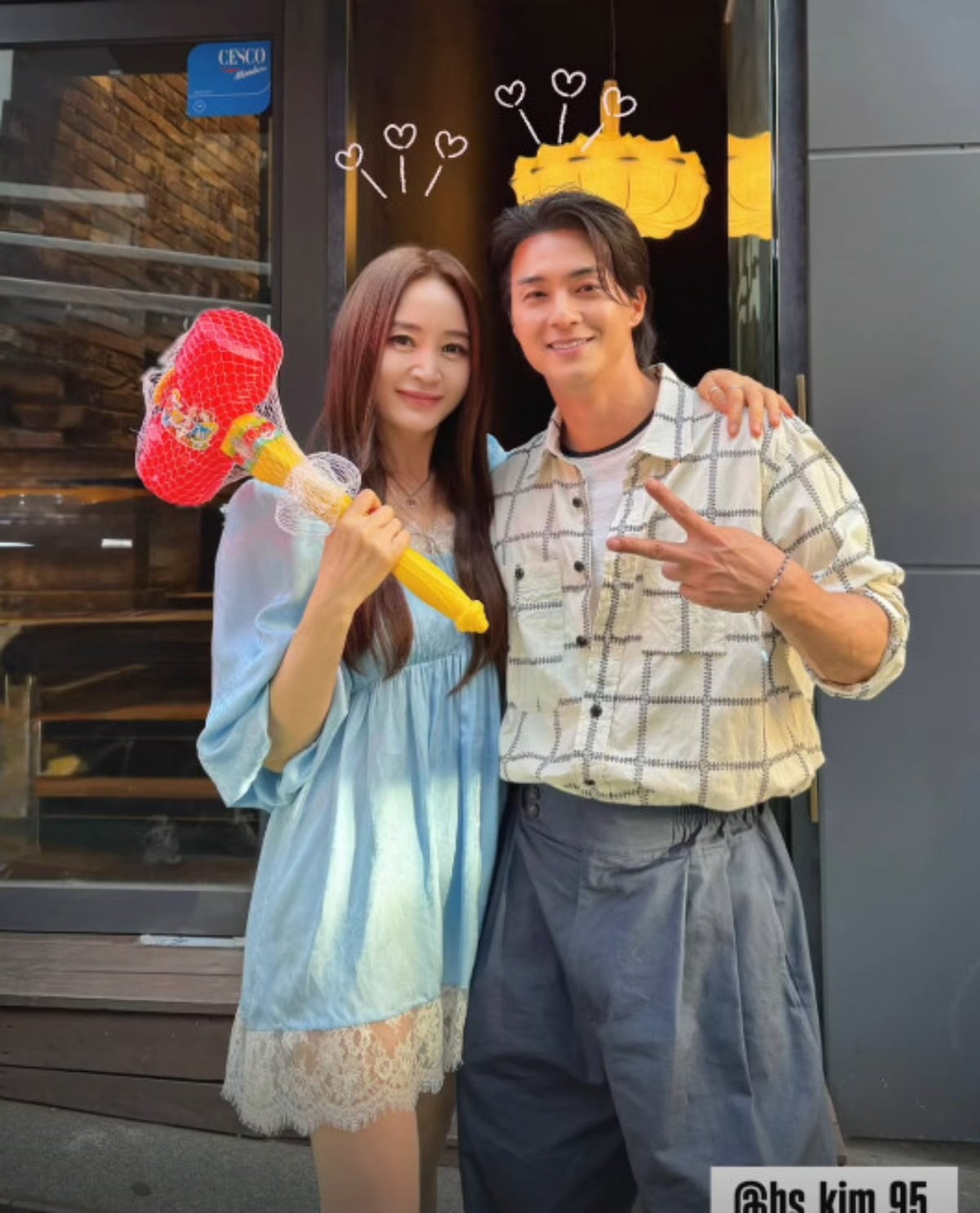 배우 김혜수가 김지훈과 함께 포즈를 취하고 있다. / 사진=김혜수 SNS