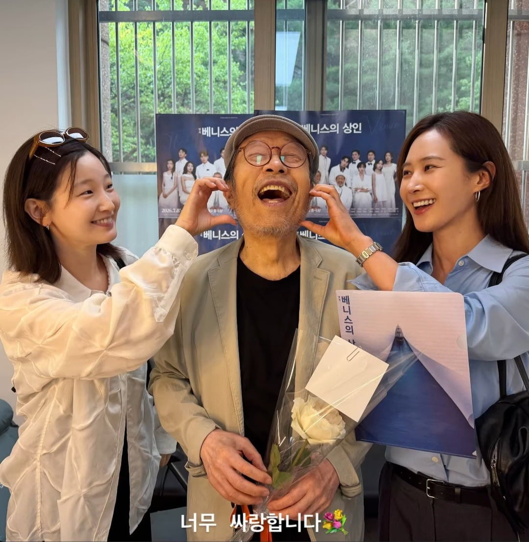 원로배우 신구가 박소담과 권유리의 애정 표현에 행복한 미소를 짓고 있는 모습. / 사진=유리 SNS