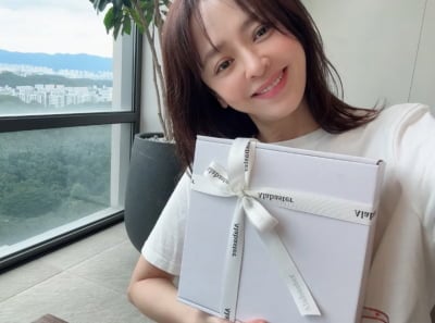 강성연, 재혼하더니 얼굴이 확 폈네…선물 하나에 소녀 같은 미소