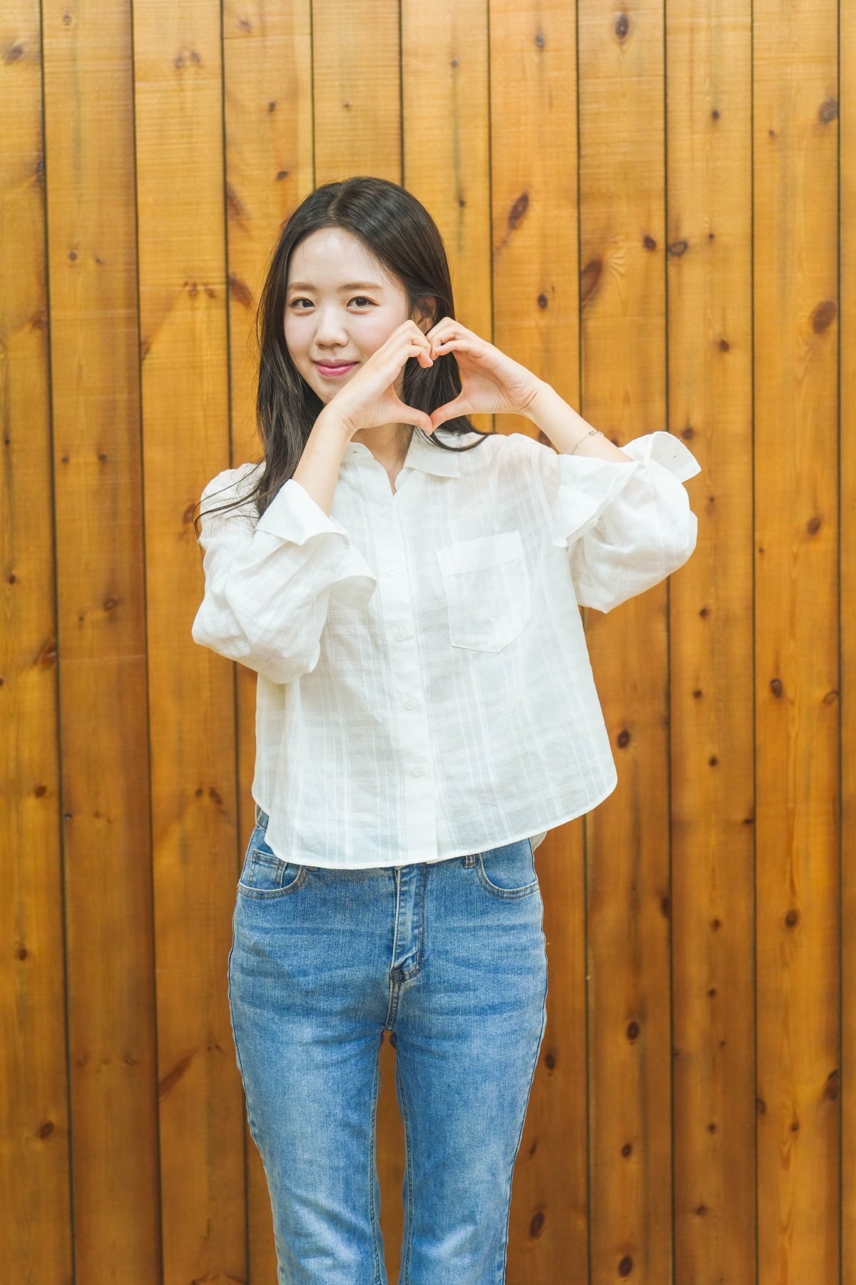 방송인 지예은이 포즈를 취하고 있다. / 사진=TV조선 '왕은 무얼 자셨는가'