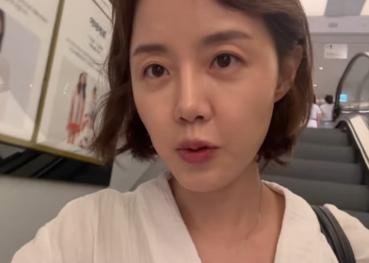 배우 정준호의 아내가 카메라를 응시하고 있다. / 사진=이하정 SNS