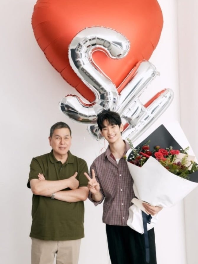 배우 김수현이 광고 촬영을 시작으로 약 1년 4개월 만에 공식 활동에 나섰다./사진=SNS 갈무리