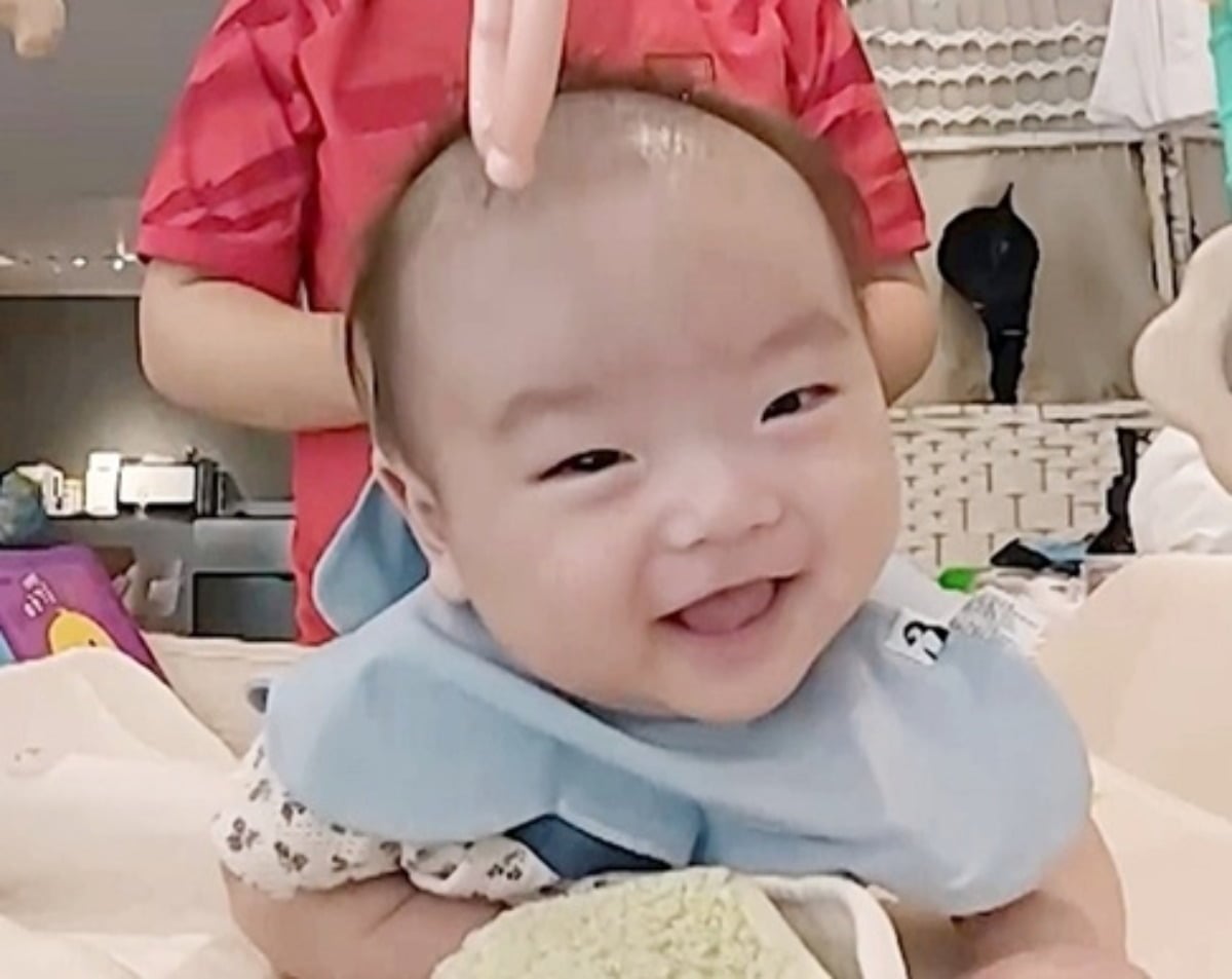 곽튜브가 생후 100일 된 아들 태산의 남다른 운동신경에 놀라움을 감추지 못한다./사진제공=KBS2
