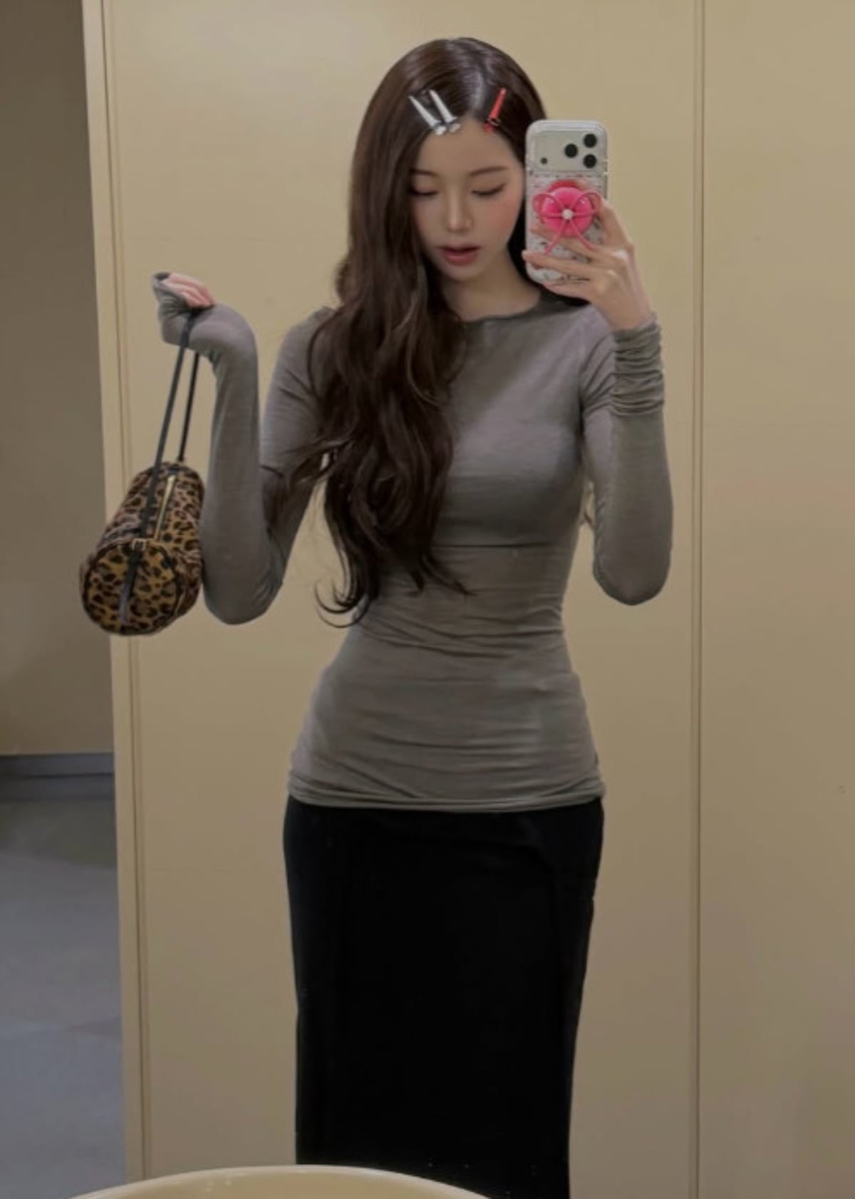 그룹 아이브 멤버 장원영이 거울을 통해 외모를 점검하고 있다. / 사진=장원영 SNS