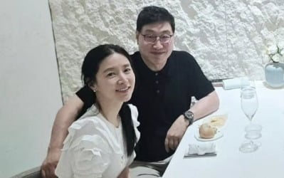 이영애♥정호영, '20살 차이' 보기 드문 부부 투샷…꼭 붙어 앉았네