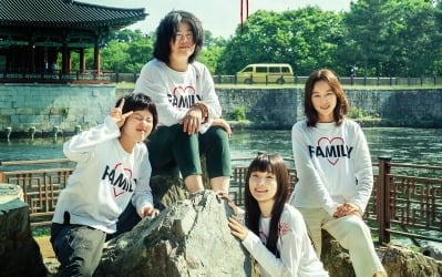 [공식] 공효진 가족, 8년간 복수 준비했다…'경주기행' 8월 26일 개봉 확정