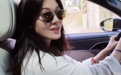 '♥사업가' 김하늘, 사모님 포스 제대로네…외제차 운전 중에도 '여유 가득'