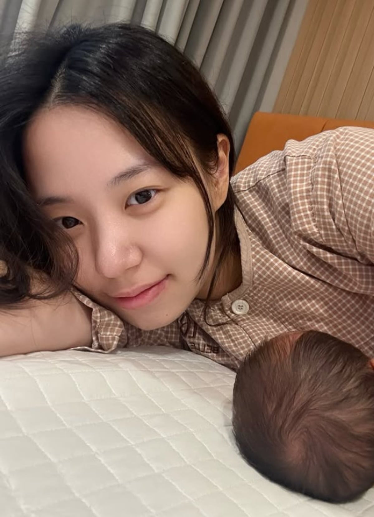 최현석 셰프의 딸이 육아에 열중인 근황을 전하고 있다. / 사진=최연수 SNS