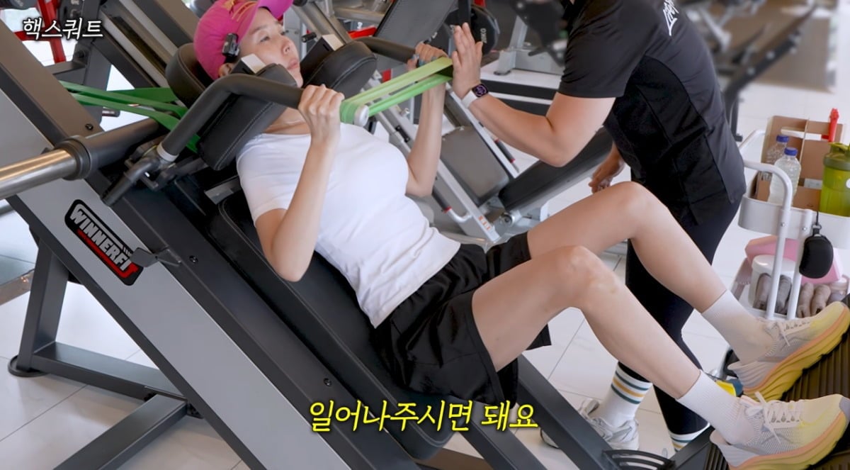 가수 신지가 건강 관리를 위해 헬스장을 찾았다. / 사진='어떠신지?!?' 유튜브 영상 캡처