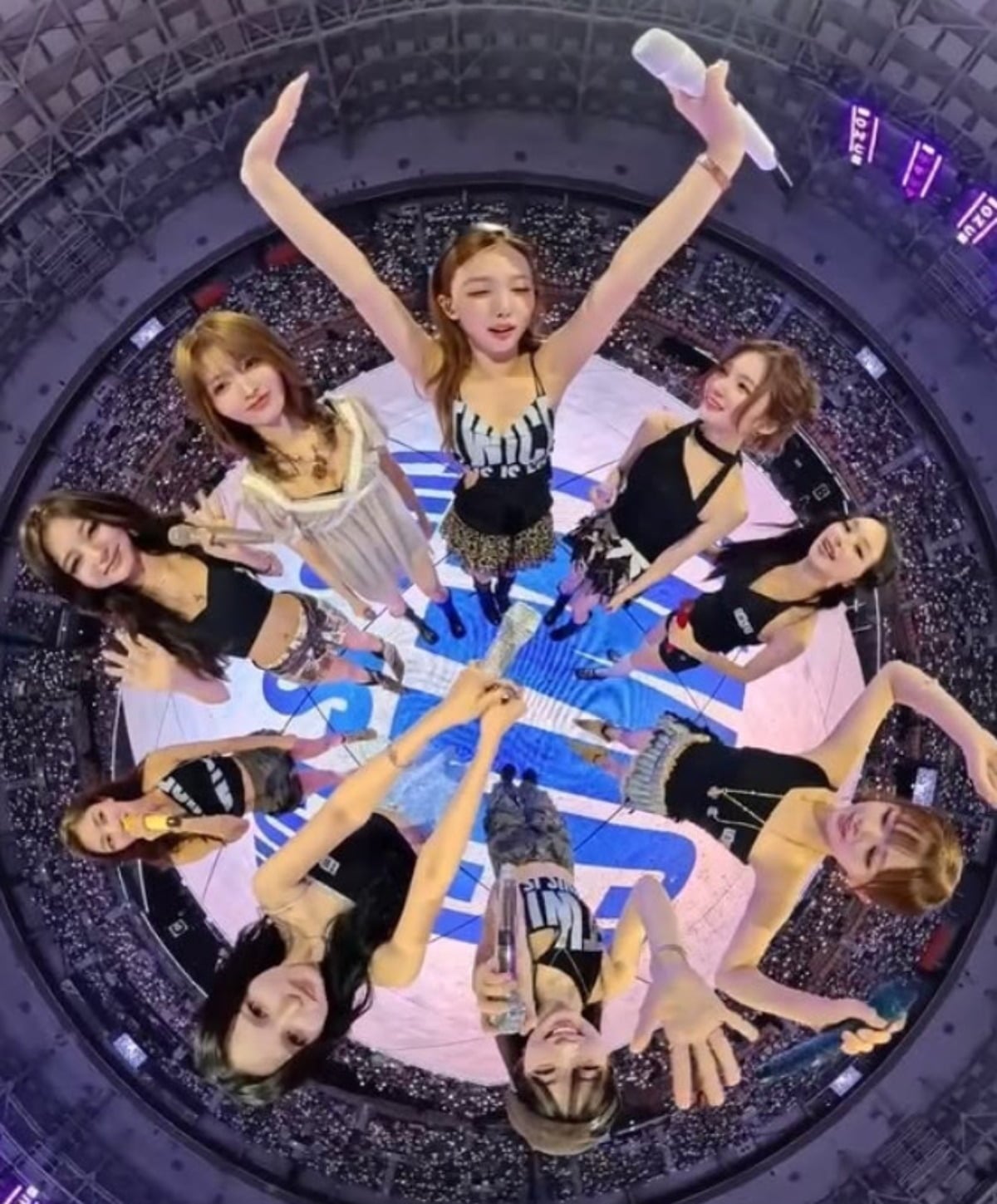 트와이스 멤버들이 콘서트 중 포즈를 취하고 있다. / 사진=나연 SNS