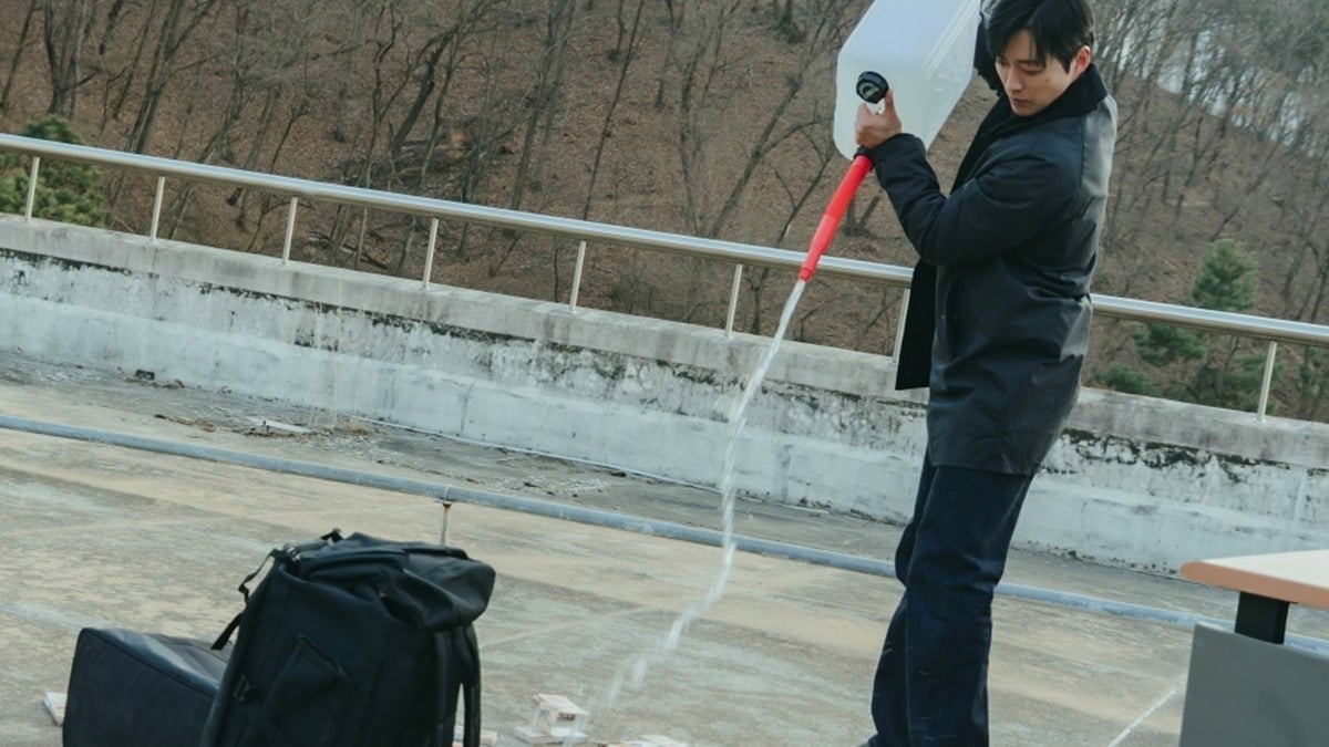 남궁민이 현금 다발에 기름을 붓는다./사진제공=KBS