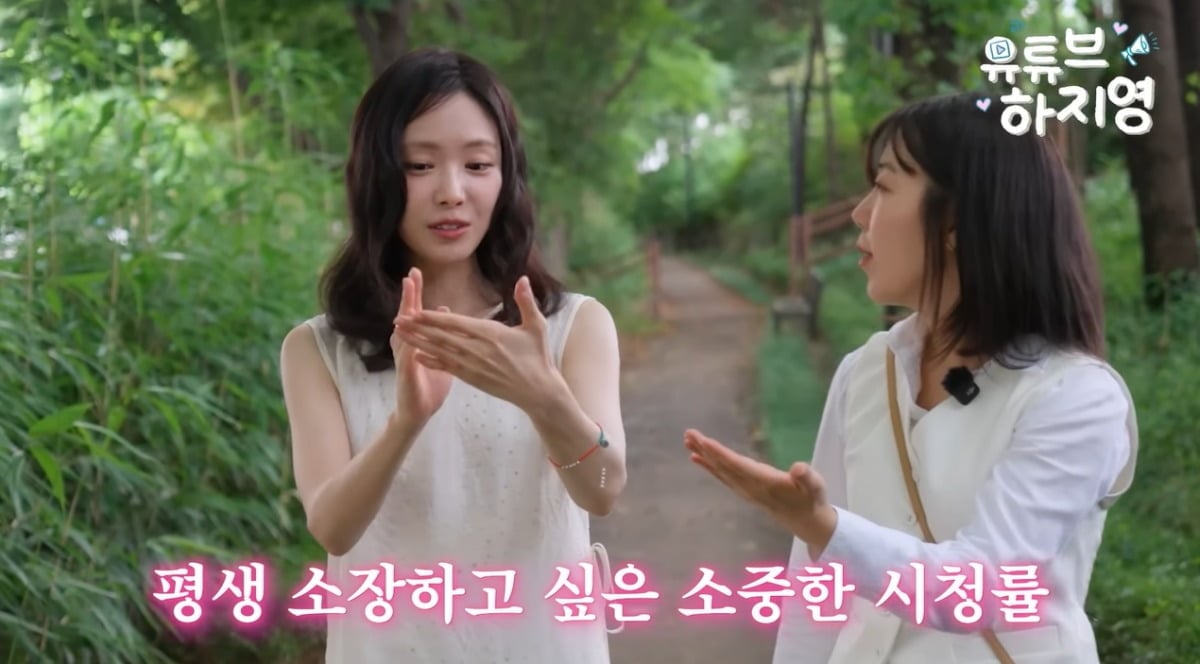 배우 손나은이 MC 하지영과 '김부장'에 대한 다양한 이야기를 나눴다. / 사진='유튜브하지영' 유튜브 영상 캡처