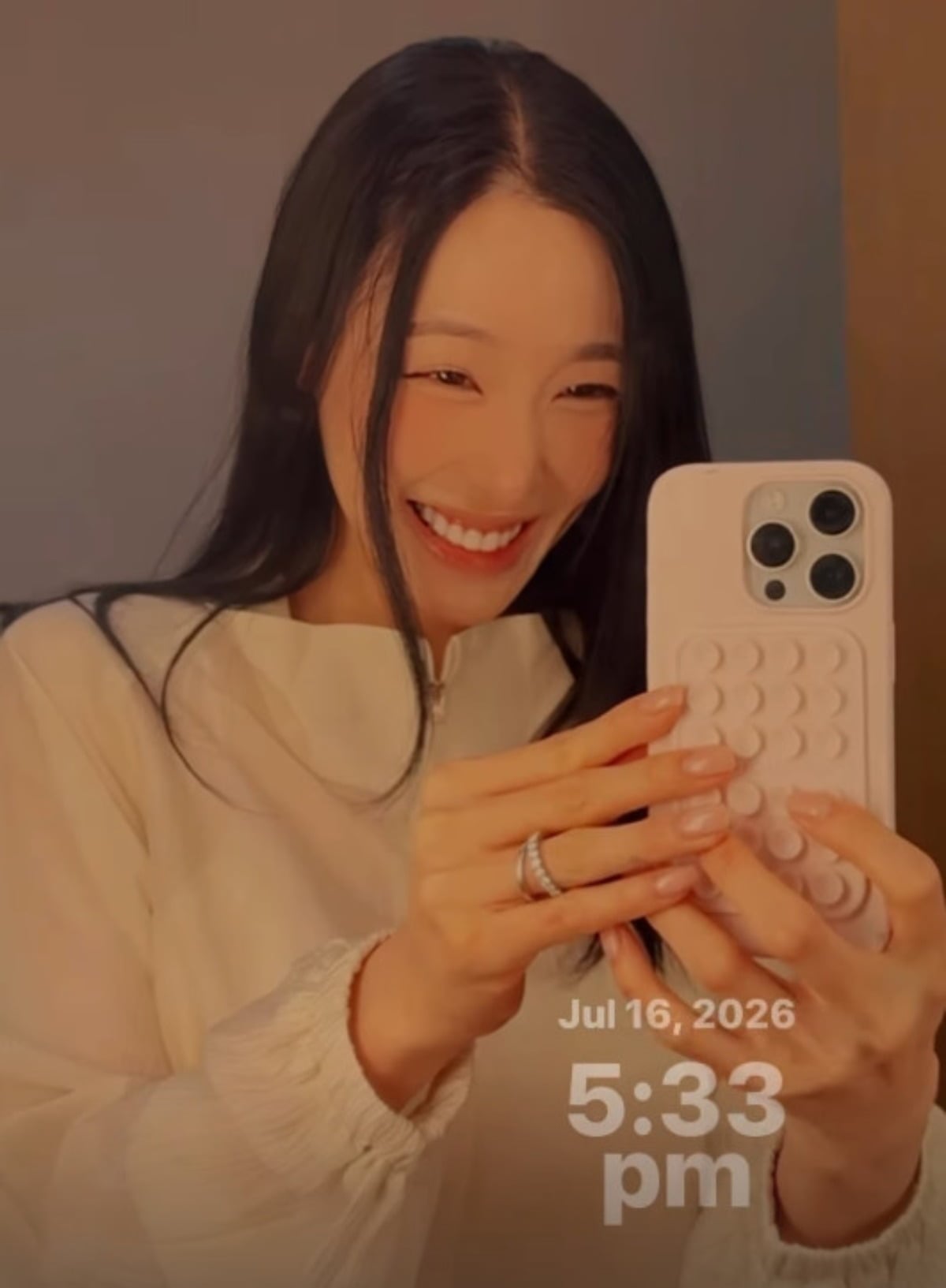 티파니 영이 대기실에서 미소를 보이고 있다. / 사진=티파니 영 SNS
