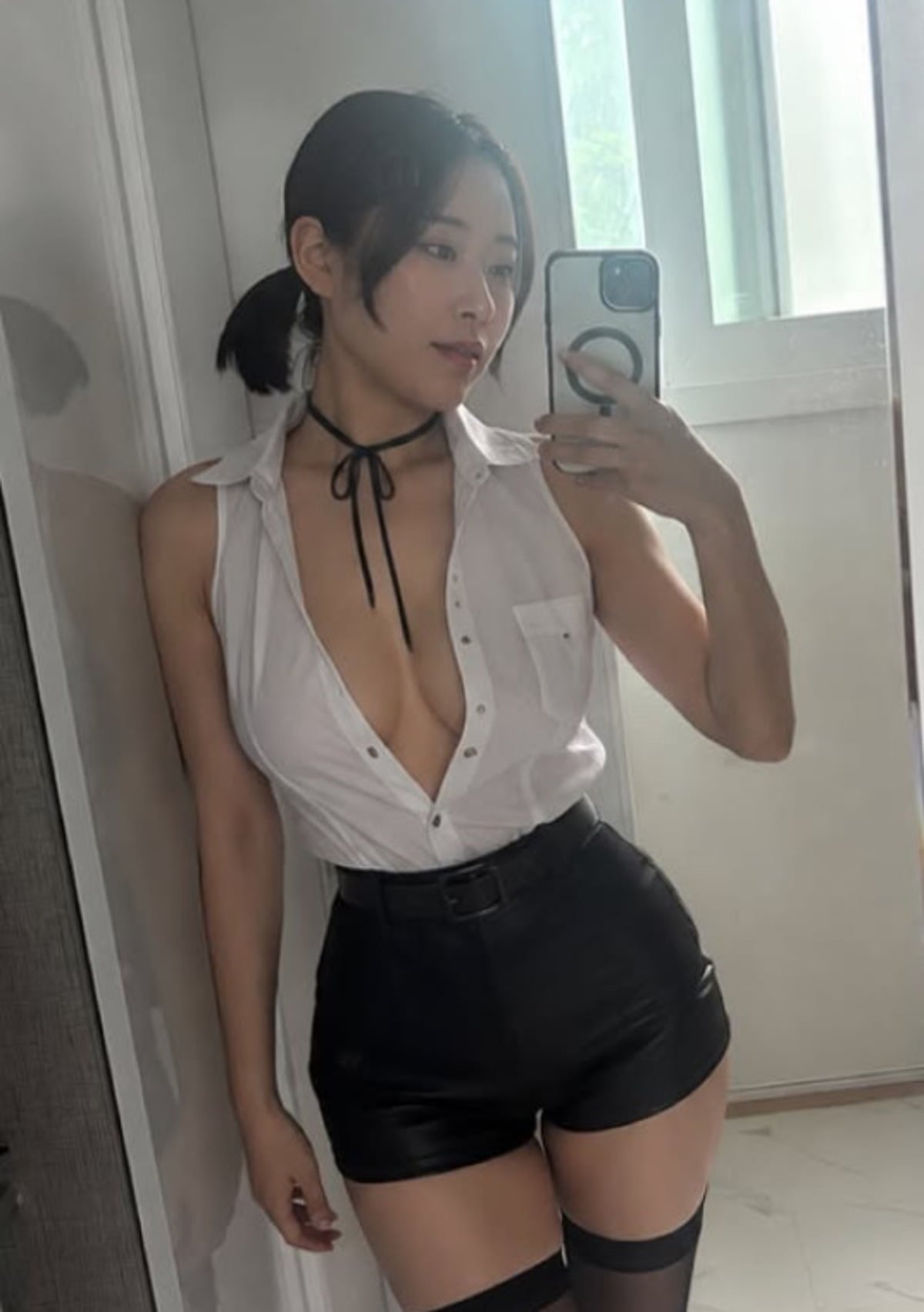 개그우먼 이세영이 코스프레 후 자신의 모습을 카메라에 담고 있다. / 사진=이세영 SNS