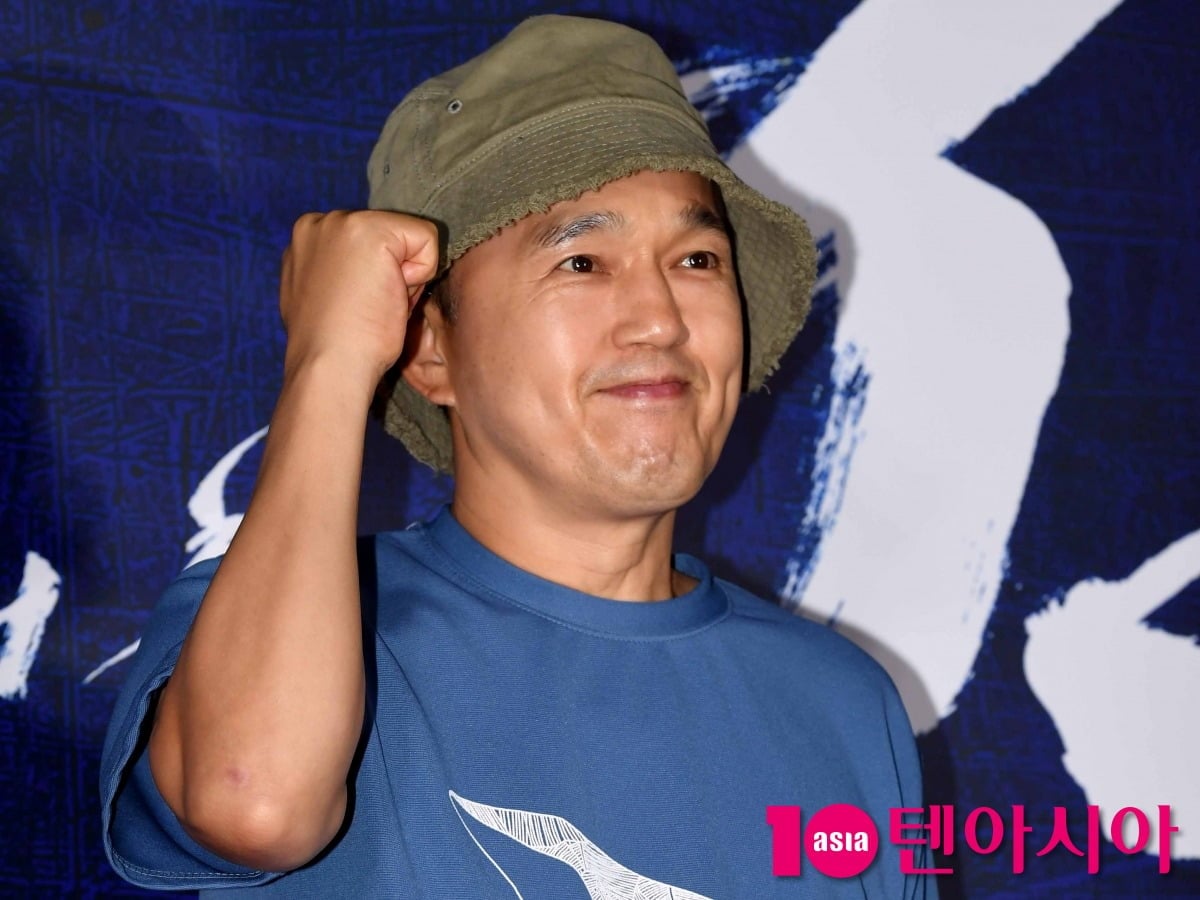 김광규가 공식 행사에 참석해 포즈를 취하고 있다./사진=텐아시아DB