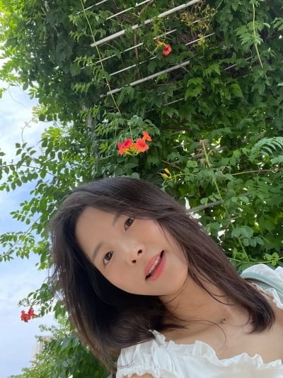 한의사와 열애설 났던 채식순자, 이렇게 청순했나…능소화 아래 미모 폭발