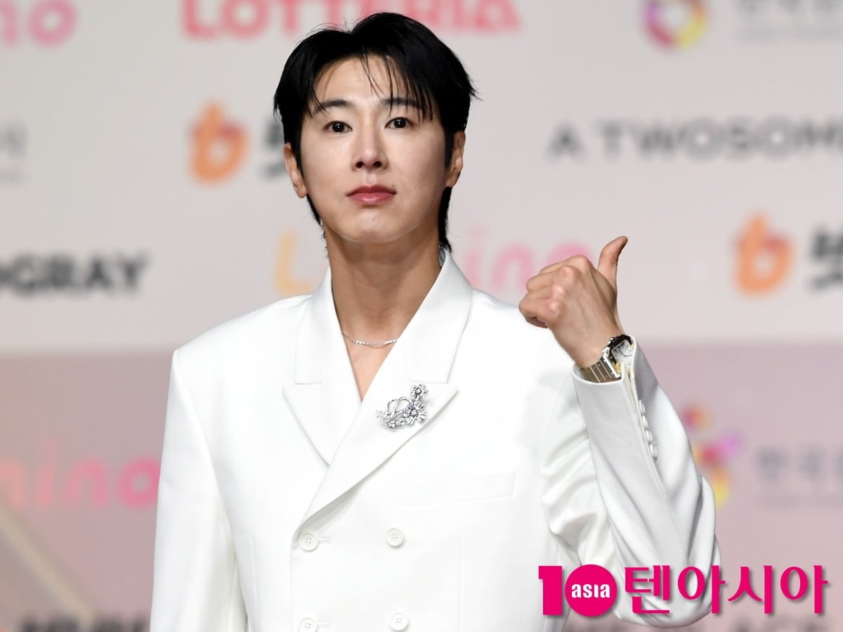 유노윤호가 공식 행사에 참석해 포즈를 취하고 있다./사진=텐아시아DB